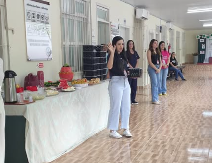 Profissionais e usuários em momento de acolhimento no Posto de Saúde Padre Pio.